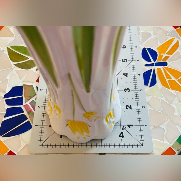 BNWT Sleek, Elegant Flower Vase Featuring Yellow Tulip Flowers, Scalloped Edge💐 - Picture 14 of 16